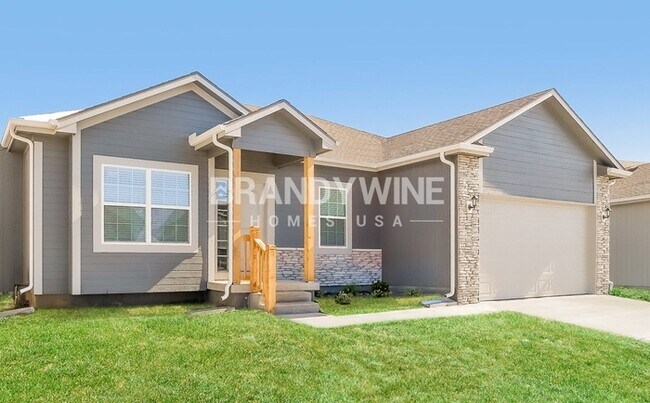 Building Photo - COMING SOON! 5BED 3BATH