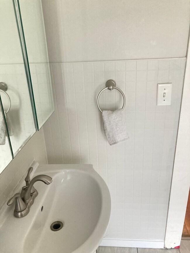 Building Photo - Updated 3 bedroom 1 bath home in downtown Morris