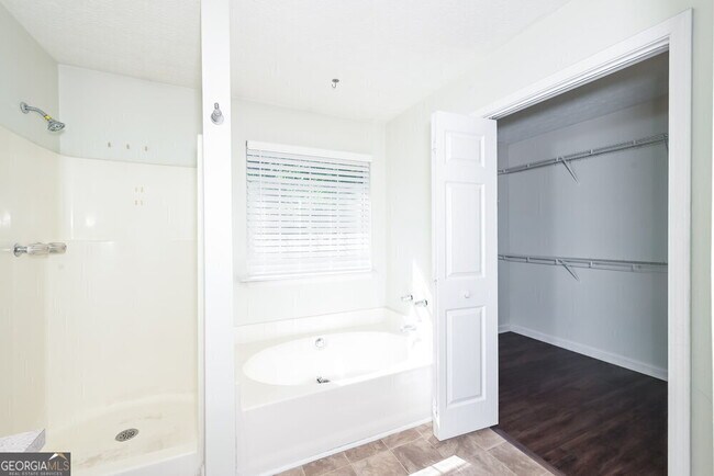 Building Photo - 3905 Saddlecreek Dr