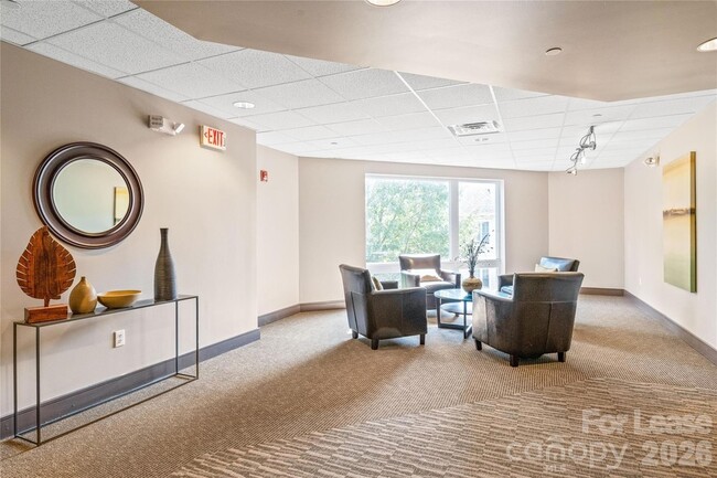 Building Photo - 2200 Lyndhurst Ave