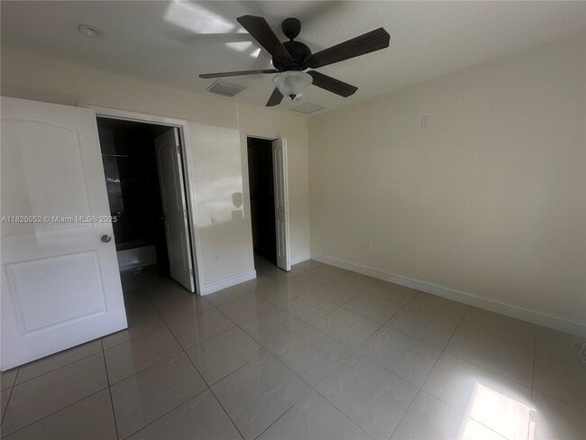 Building Photo - 3104 Tarpon Dr
