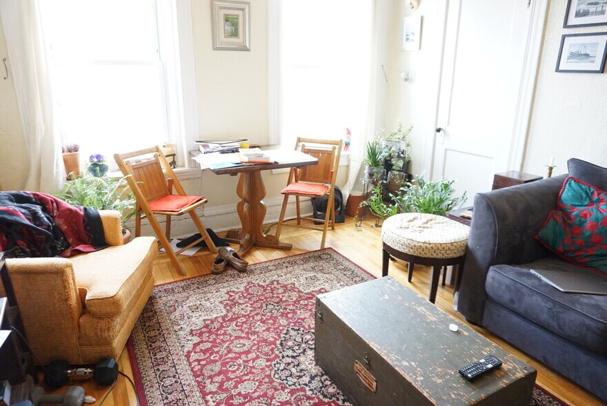 Building Photo - 165 Kelton St