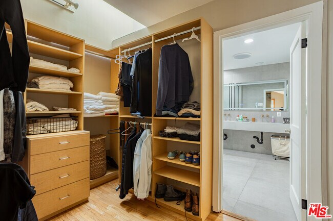 Building Photo - 19439 Oxnard St