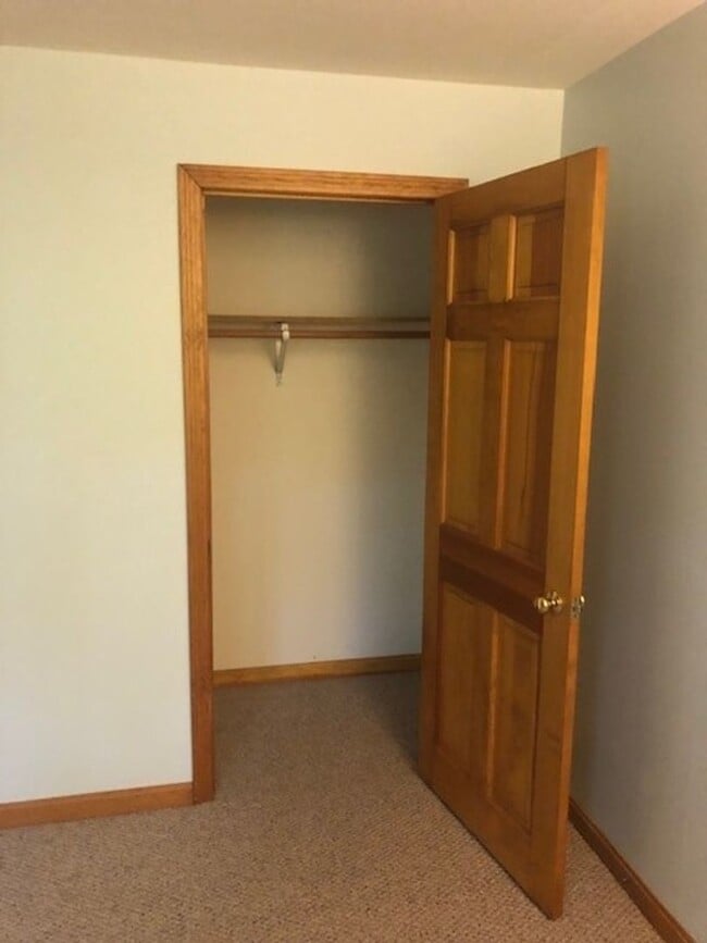 Building Photo - Spacious 2BR/1BA Condo Available February 15th!! - Great Residential Location!