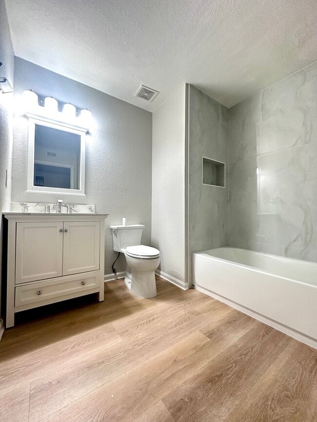 Building Photo - Newly Renovated 2 Bed / 2 Bath Condo in Indian Lake – Ground Floor Unit!