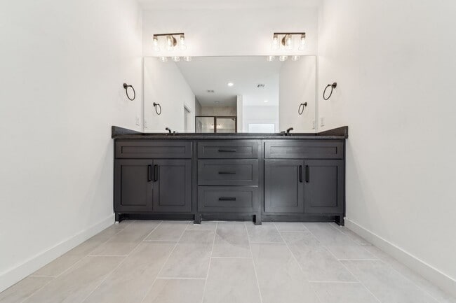 Building Photo - Spacious Home Minutes from Aspen Creek Elementary & Elam Park!