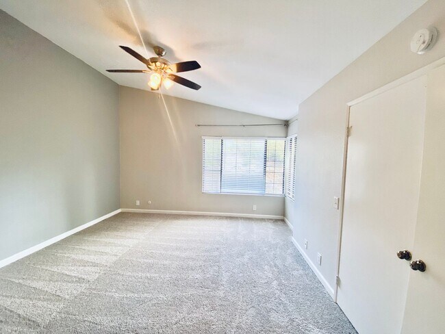 Building Photo - Gorgeous 3 Bedroom 3 Bathroom Townhome in Mission Trails!!
