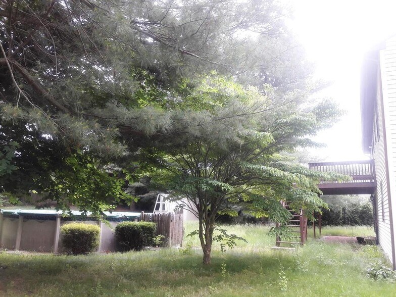 Building Photo - 606 Rye St