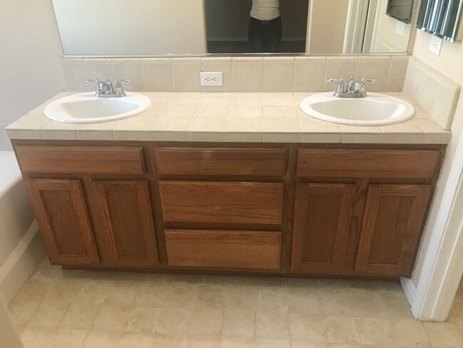 Building Photo - 4 bedroom, 2 bathroom home located near Stine Rd/ McKee Rd.