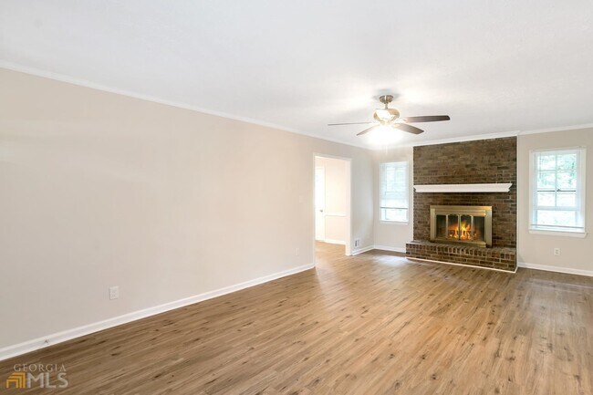 Building Photo - 58 Fair Oaks Dr SE
