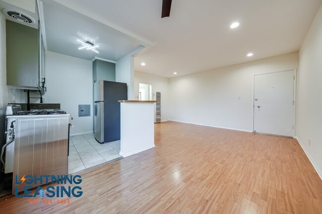 Building Photo - 3737 Inglewood-11D
