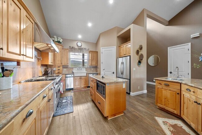 Building Photo - Furnished 4BR Mountain View Home with Garage