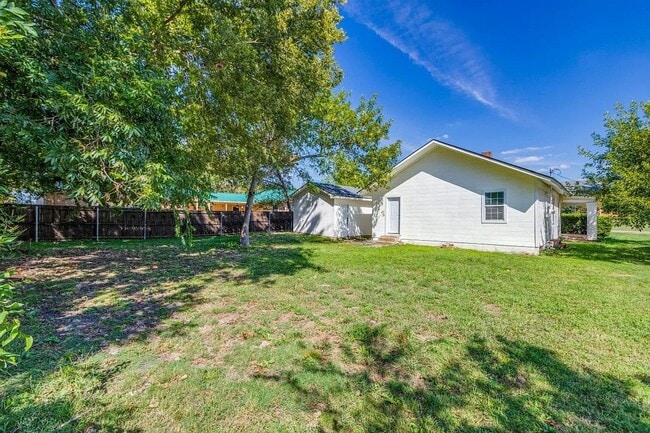 Building Photo - 3/2/1 in Quiet Van Alstyne Neighborhood