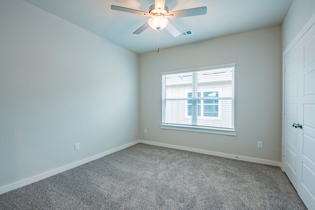 Building Photo - AVAILABLE NOW! GORGEOUS 4 BEDROOM DUPLEX L...