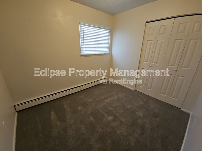 Building Photo - 208 Maple Dr