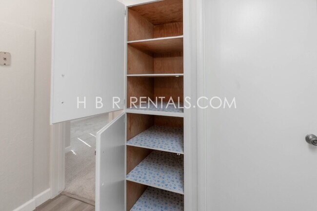 Building Photo - Freshly Renovated Home with Brand-New Flooring and Remodeled Kitchen in Manteca