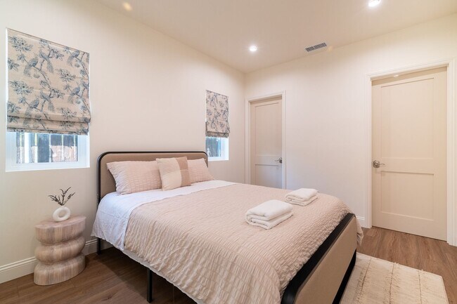 Building Photo - Contemporary New home in Monrovia