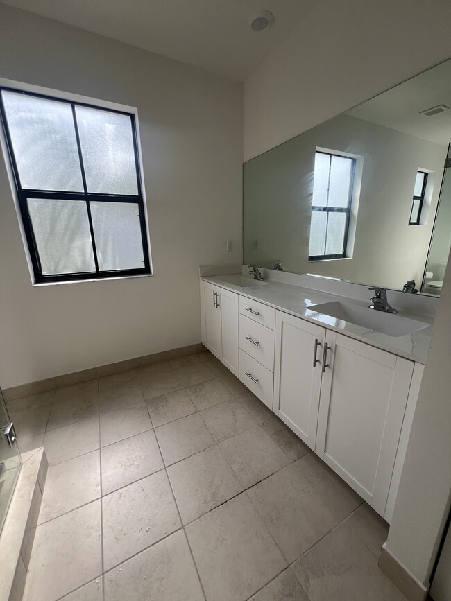 Building Photo - 2813 SW 17th Ave