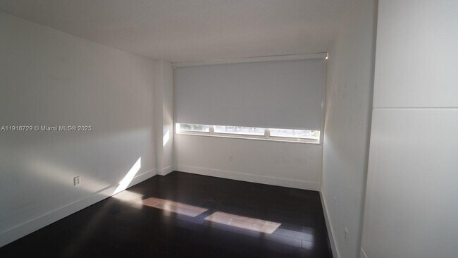 Building Photo - 1351 NE Miami Gardens Dr