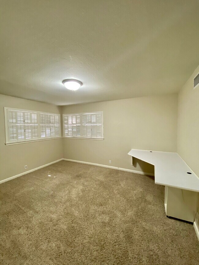 Building Photo - Stunning 4-Bedroom Home with Spacious Bedrooms Available for Summer 2026 Pre-Lease