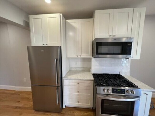 Building Photo - Beautiful Porter/Harvard 2 bedroom apartme...
