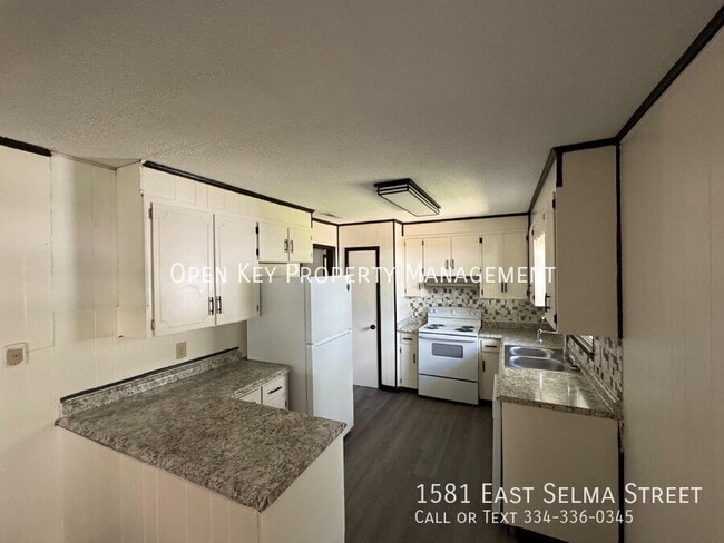 Building Photo - 1581 E Selma St