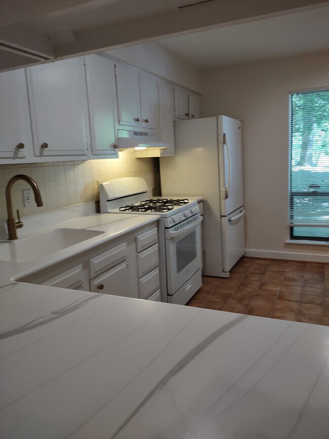 Building Photo - 9313 Groundhog Dr