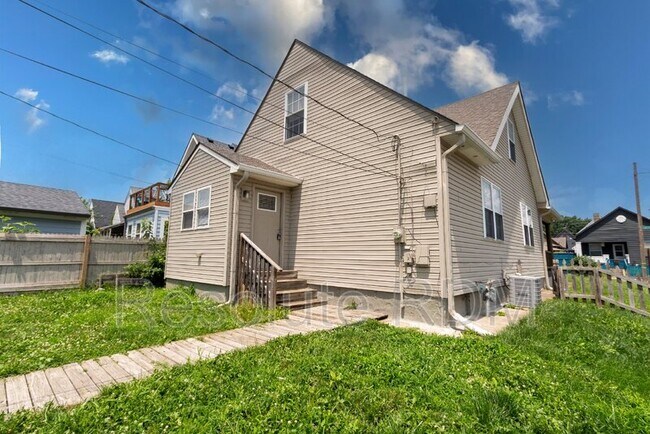 Building Photo - 743 Cottage Ave