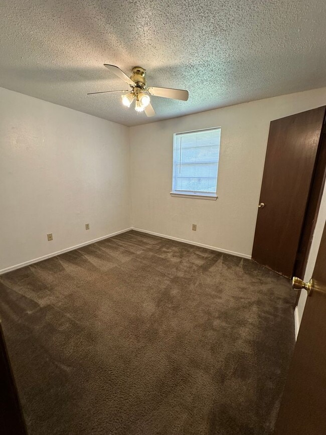 Building Photo - 4 Bed, 2 Bath house w/1 car garage