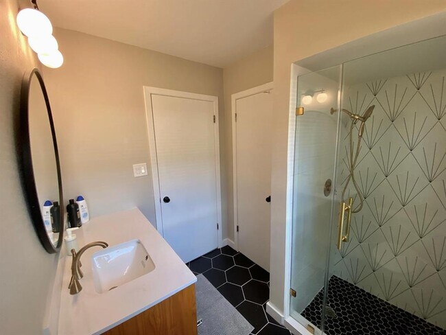 Building Photo - 6023 Claridge Dr
