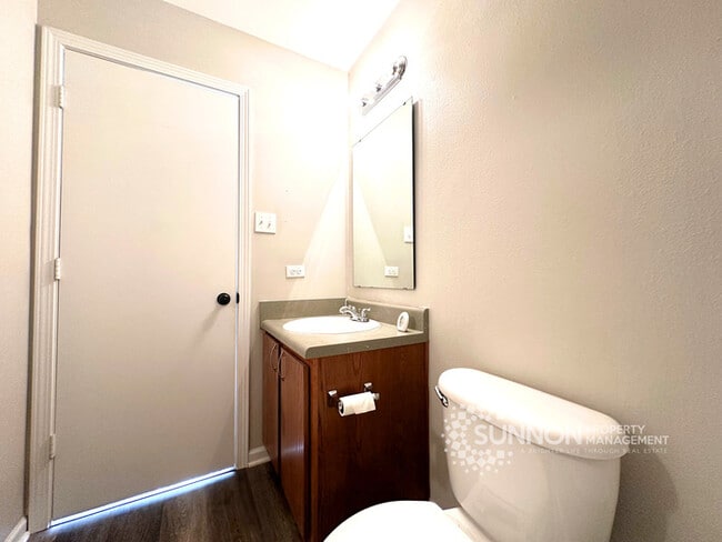 Building Photo - Charming 3 Bedroom 2.5 Bathroom in Meadow Hill