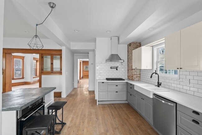 Building Photo - Historic Charm Meets Modern Living – Spacious 6-Bedroom in Prime KC Location! $3900.00