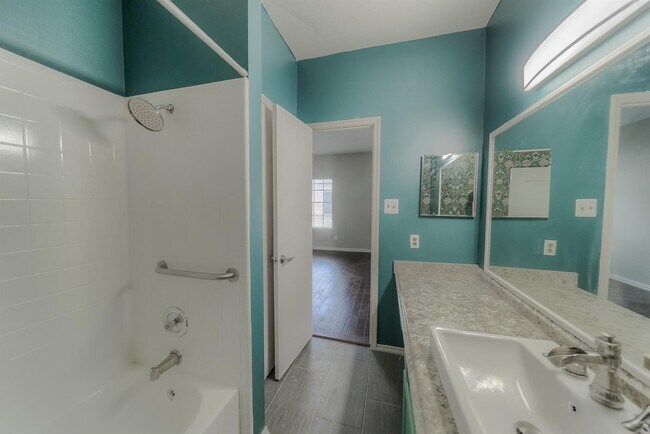 Building Photo - 17583 Red Oak Dr