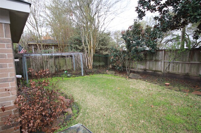 Building Photo - 19055 Village Maple Ct
