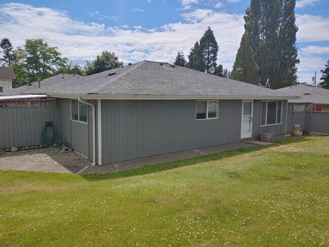 Primary Photo - 2 Bed 1 Bath Duplex in Happy Valley!
