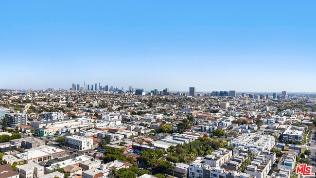 Building Photo - 733 N Gramercy Pl