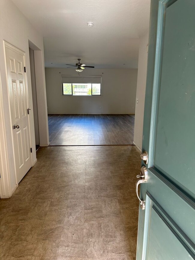 Building Photo - 318 S Wind Ct
