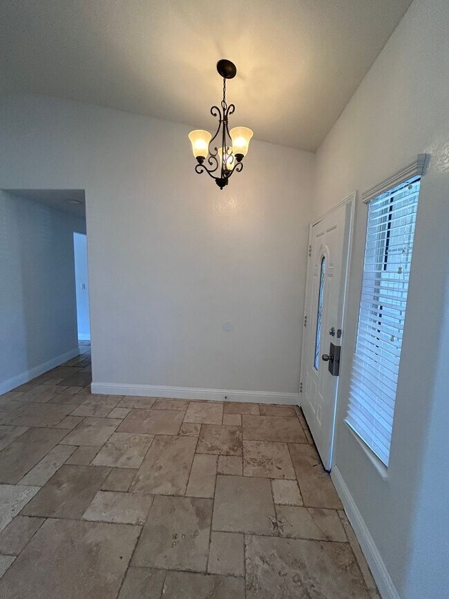 Building Photo - Now Available! 3 Bedroom Home in North West Visalia!