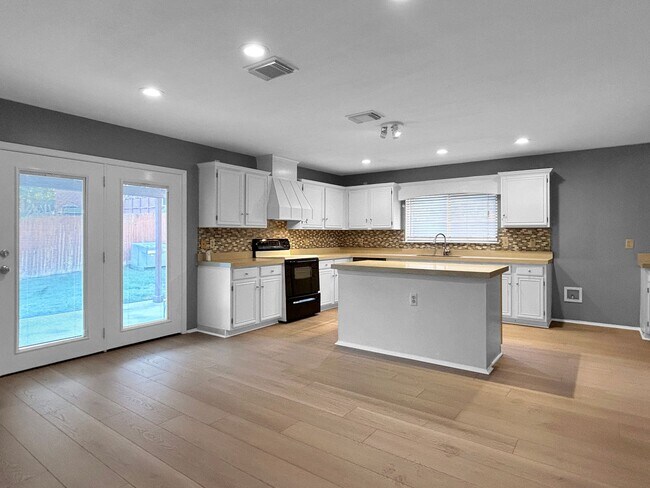 Building Photo - Freshly Updated 4-Bedroom Home with Pool, Fireplace & New Flooring in Universal City