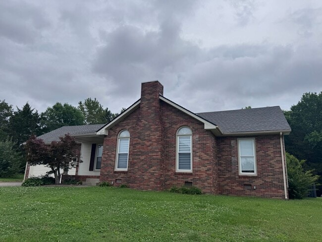 Building Photo - Super convenient location! Quick access to I-24 Exit 11!