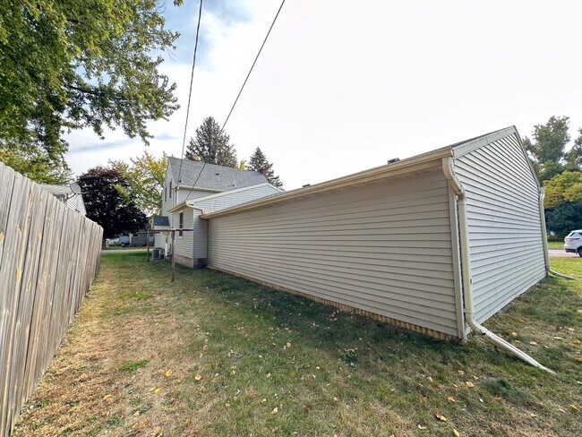 Building Photo - 1208 Baker Ave