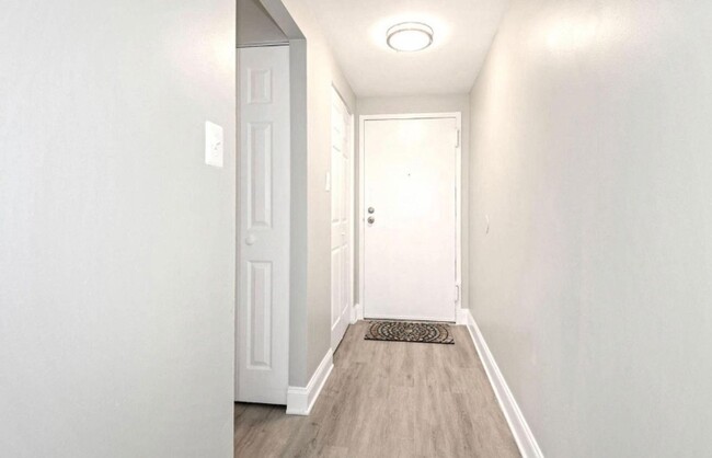 Building Photo - Renovated Herndon Condo