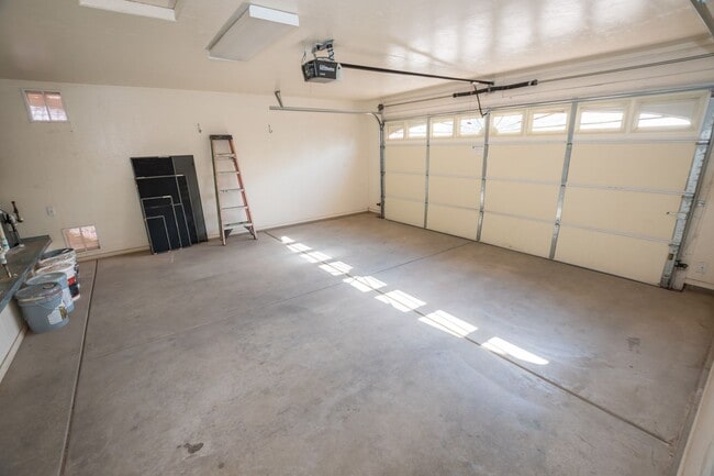 Building Photo - Charming 3-bedroom, 2-bathroom Home w/ 2 C...
