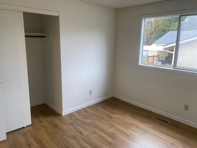 Building Photo - $300.00 OFF 1ST MONTH'S RENT - East Medfor...