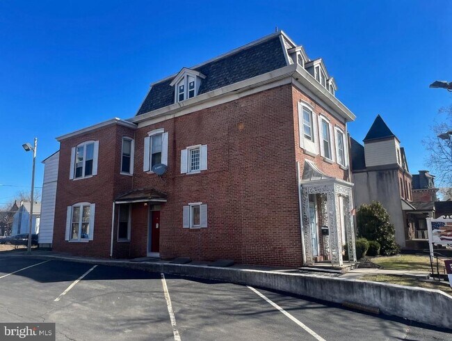 Building Photo - 535 E High St