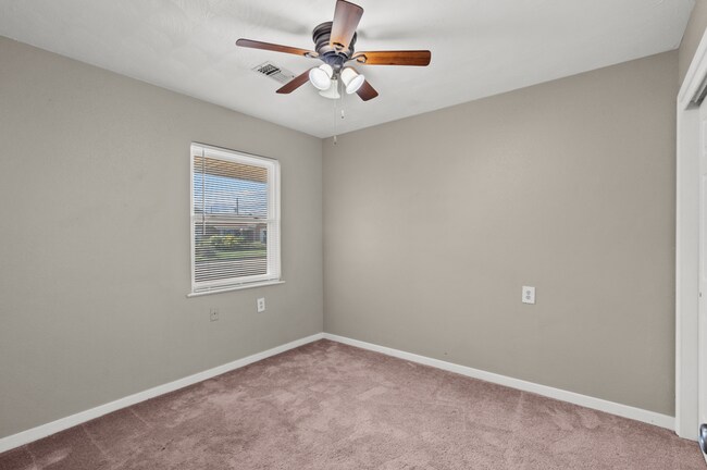 Building Photo - Great 3 Bedroom close to the Beach!