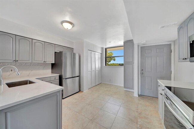 Building Photo - 117 Lake Emerald Dr