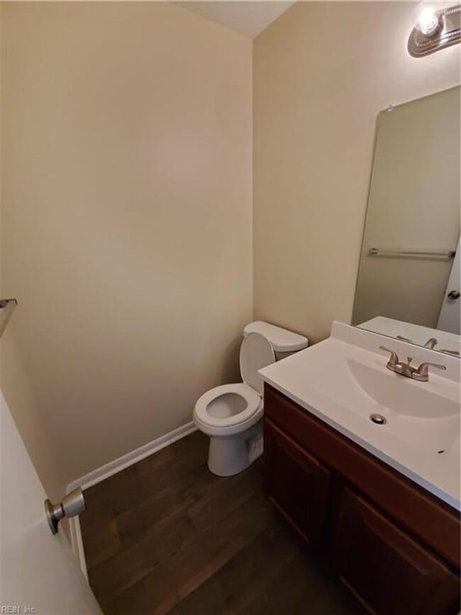 Building Photo - Three story townhouse in centrally located...