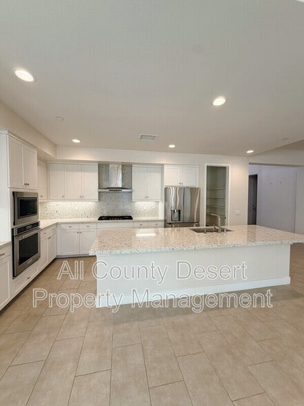 Building Photo - 74565 Tesla Dr