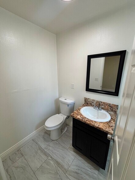 Building Photo - 1229 1/2 W Gage Ave